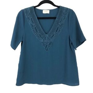 Everly Women's Short Sleeve V Neck Crochet Career Teal Blue Blouse Top Sz Small